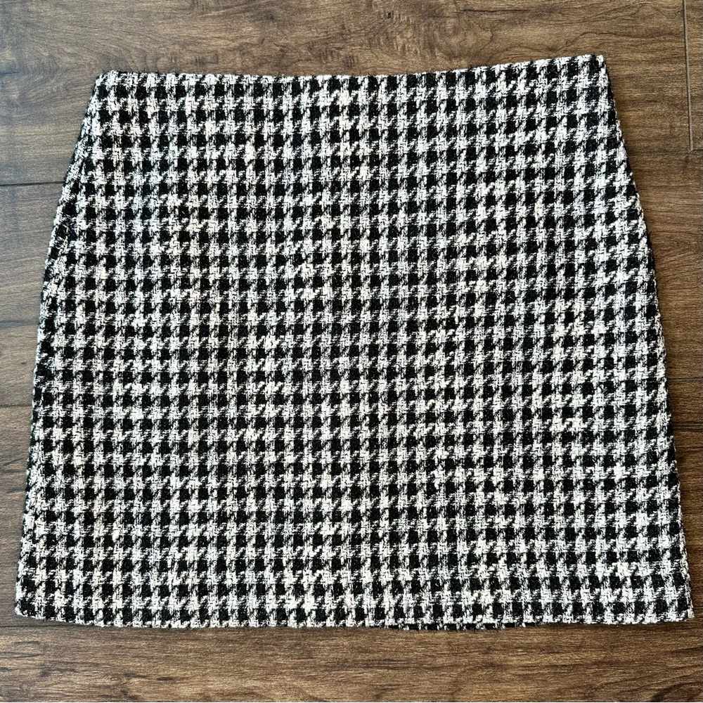 Loft Tweed Black & White Miniskirt - Size 10 - Houndstooth Pattern - Gold Zipper
